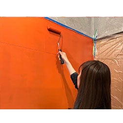 壁を元気なオレンジカラーに