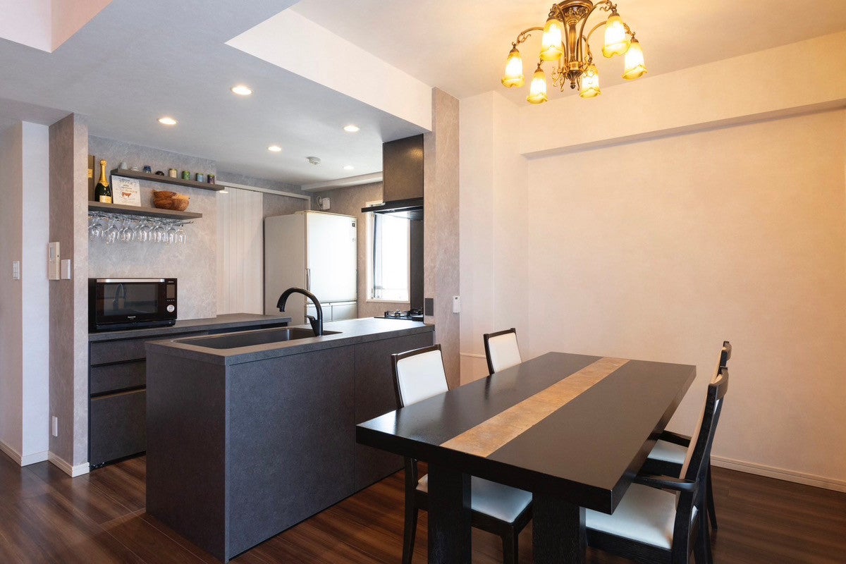 対面キッチンとカウンター造作