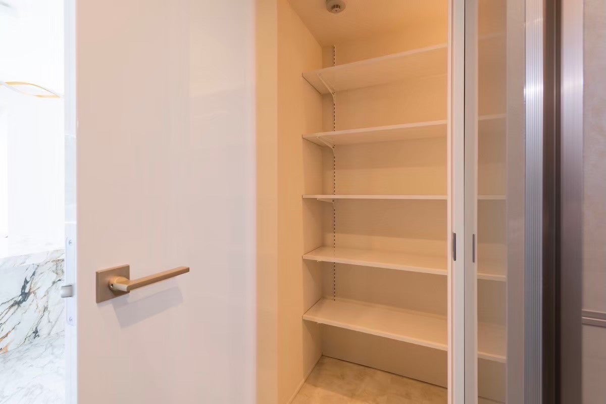 食品庫を造作・収納力抜群に