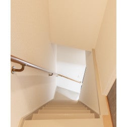 古くなった階段